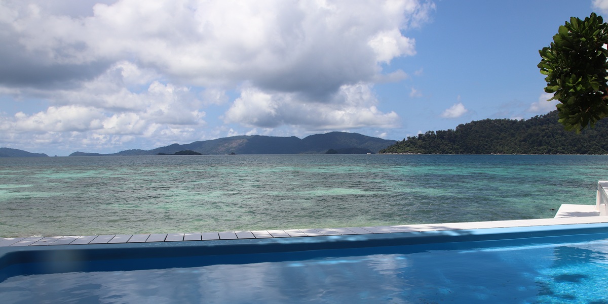 Plajă tropicală în Koh Lipe, Thailanda - vreme în sezonul ploios
